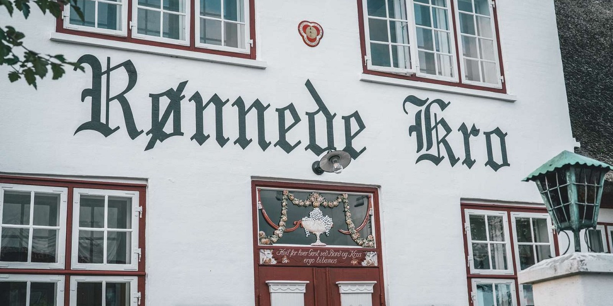 Fotograf 	Mads Tolstrup